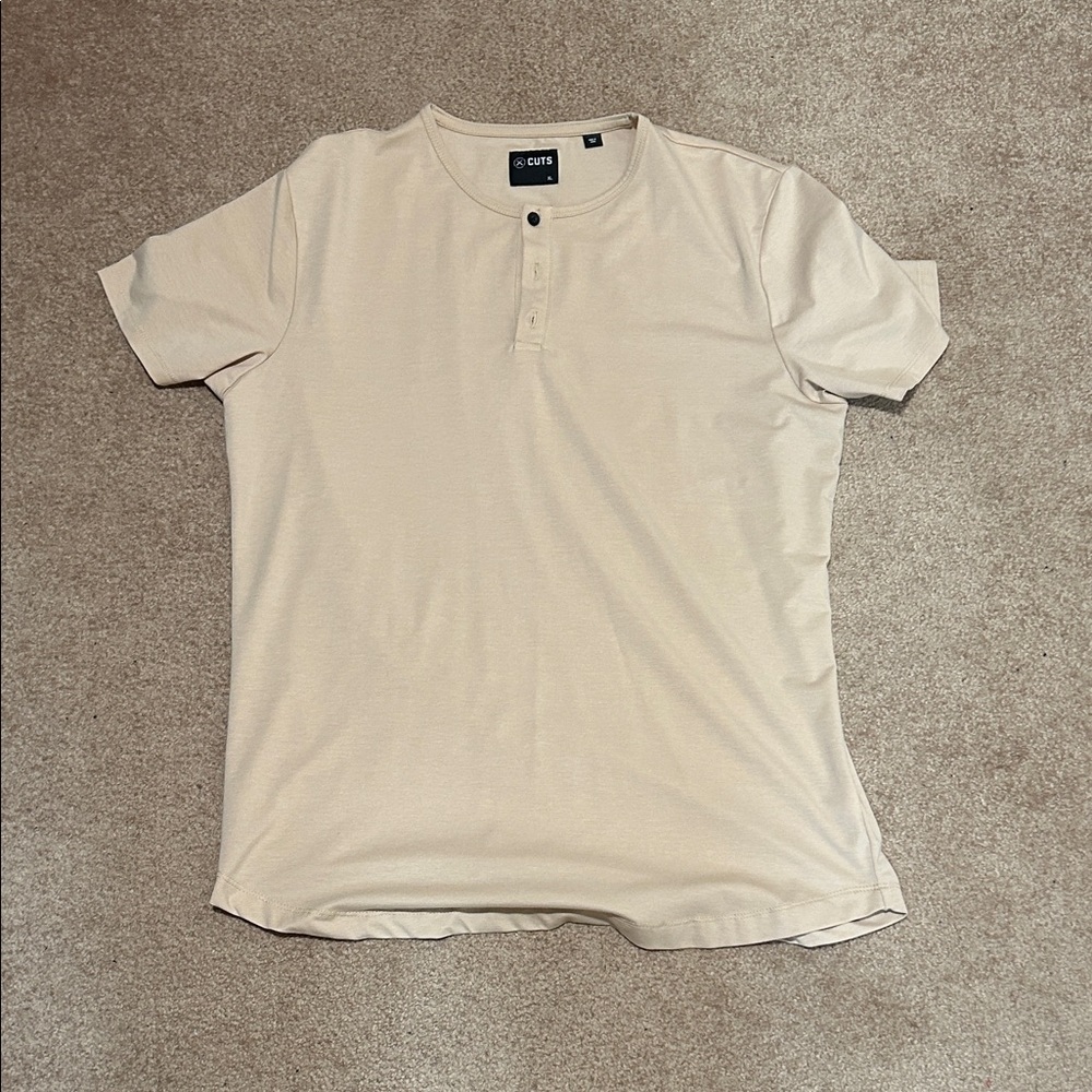 Cuts AO Henley Curve-Hem | Sandstone Signature-fit PYCA Pro®